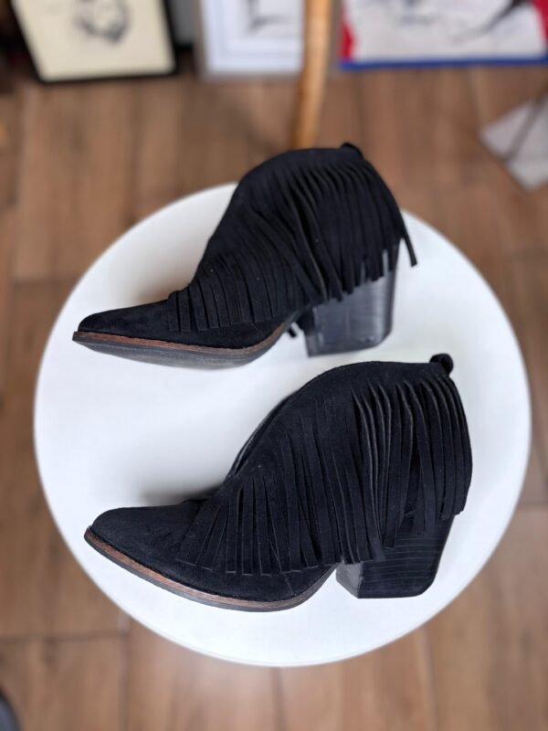 Botines color negro con flecos