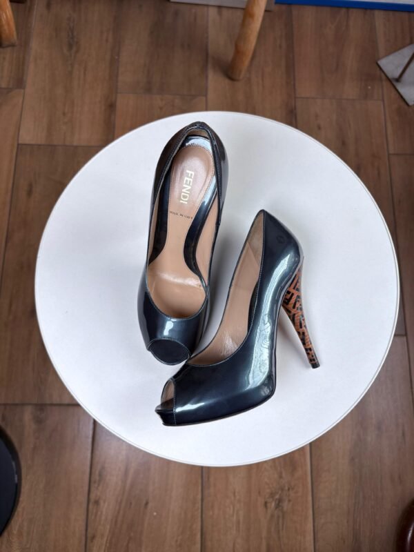 Zapatillas peep-toe de charol color verde petróleo metálico