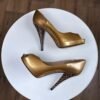 Zapatillas peep-toe de charol color dorado metálico