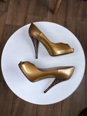 Zapatillas peep-toe de charol color dorado metálico