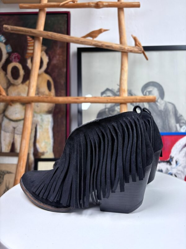 Botines color negro con flecos
