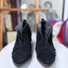 Botines color negro con flecos
