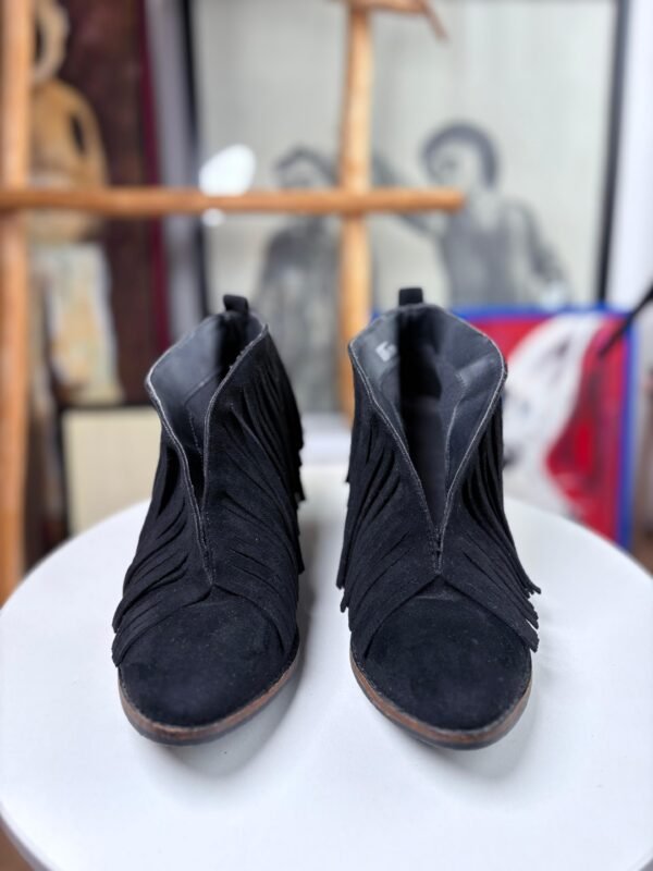 Botines color negro con flecos