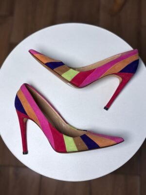 Zapatillas stiletto de distintos colores y tacón de aguja