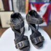 Plataformas con múltiples tiras y hebillas