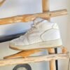 Tenis color blanco de bota