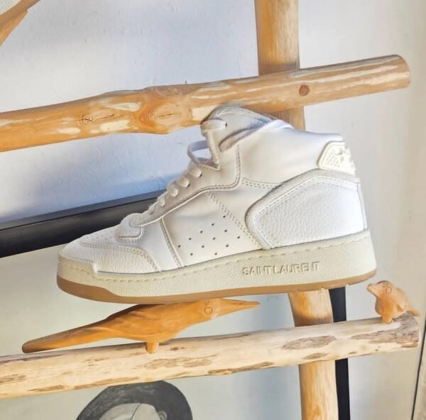 Tenis color blanco de bota