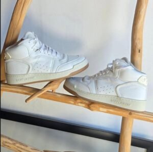 Tenis color blanco de bota