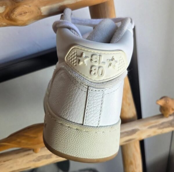 Tenis color blanco de bota