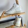 Tenis color blanco de bota