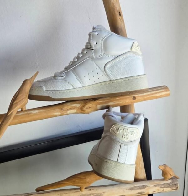 Tenis color blanco de bota