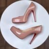 Zapatillas de charol color nude con suela roja