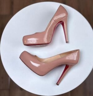 Zapatillas de charol color nude con suela roja