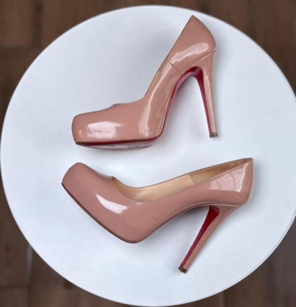Zapatillas de charol color nude con suela roja