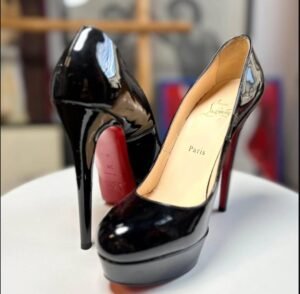 Zapatillas de charol color negro con suela roja