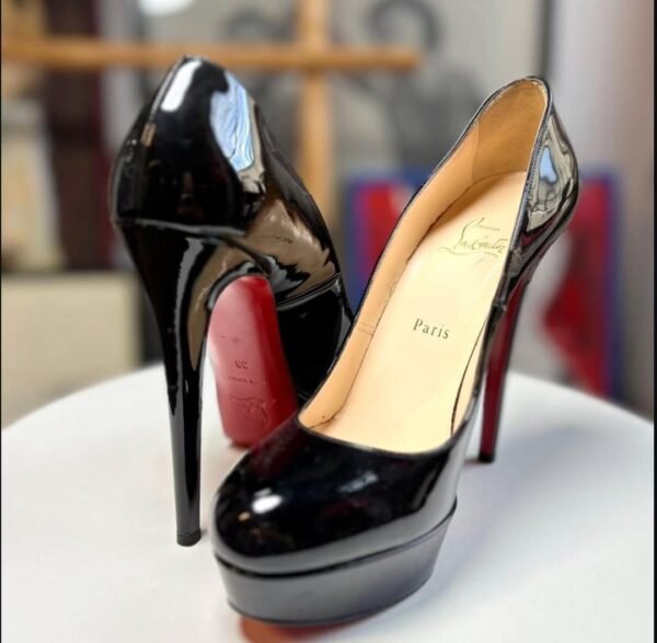 Zapatillas de charol color negro con suela roja