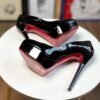 Zapatillas de charol color negro con suela roja