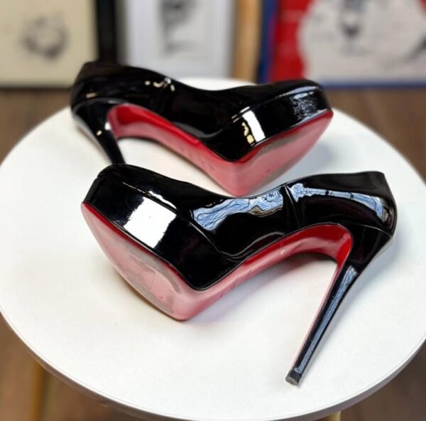 Zapatillas de charol color negro con suela roja