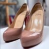 Zapatillas de charol color nude con suela roja