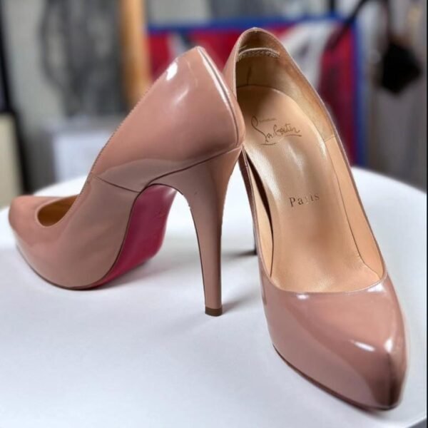Zapatillas de charol color nude con suela roja