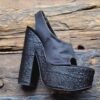 Plataformas peep-toe color negro de tacón de bloque rugoso