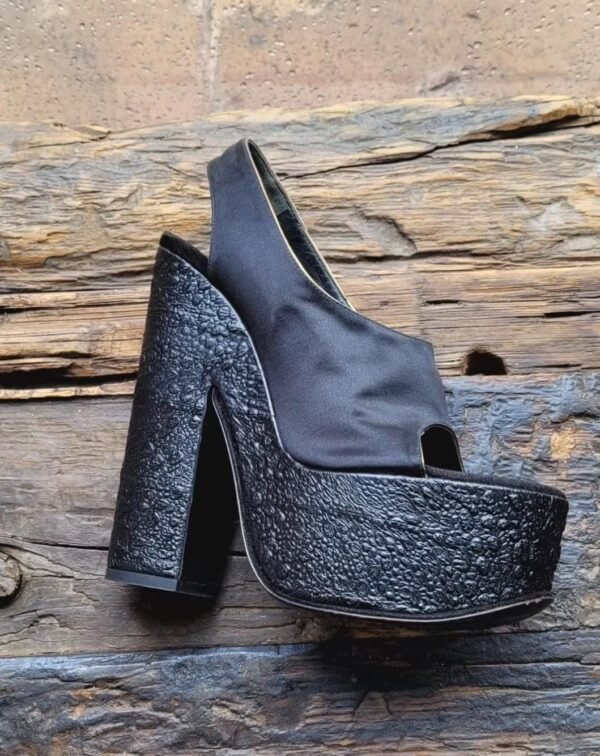 Plataformas peep-toe color negro de tacón de bloque rugoso