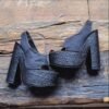 Plataformas peep-toe color negro de tacón de bloque rugoso