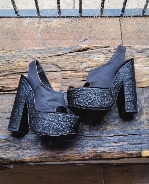 Plataformas peep-toe color negro de tacón de bloque rugoso