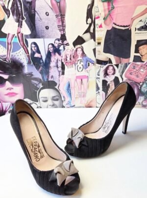 Zapatillas peep-toe de gamuza color negro con listón