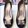 Zapatillas peep-toe de gamuza color negro con listón