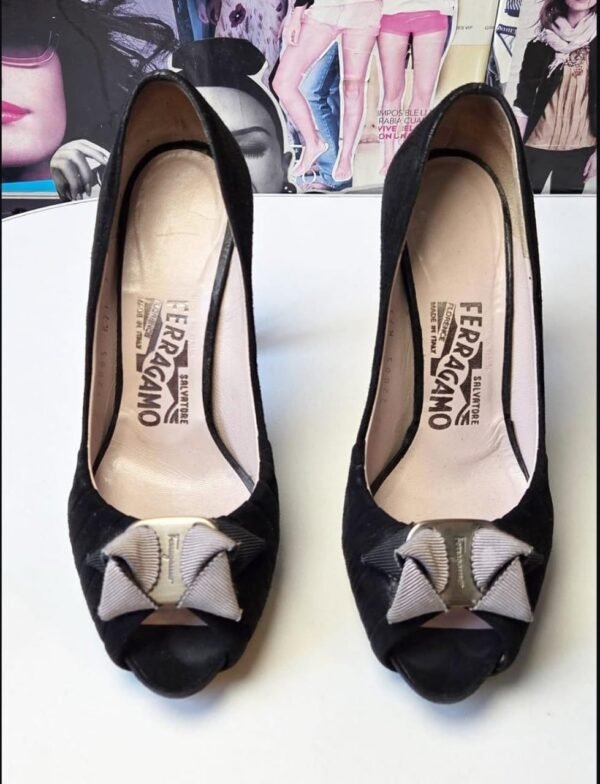 Zapatillas peep-toe de gamuza color negro con listón