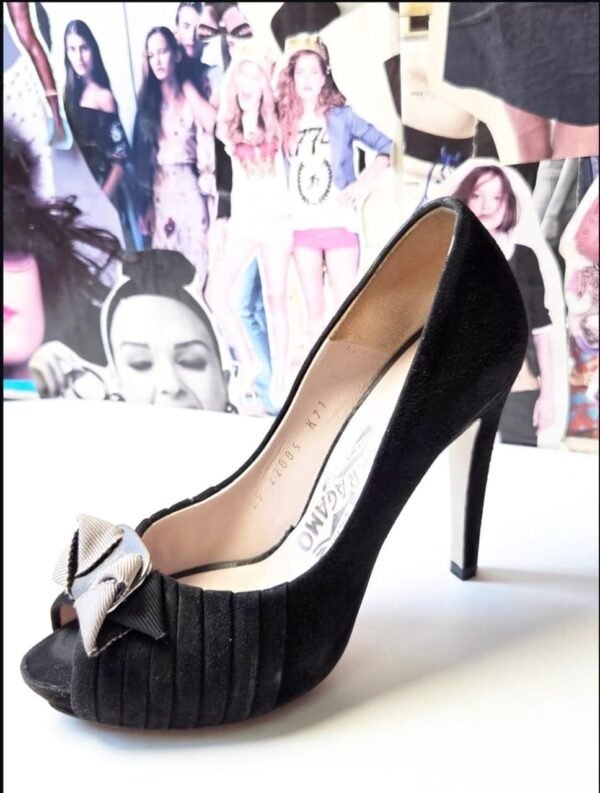 Zapatillas peep-toe de gamuza color negro con listón