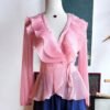 Blusa color rosa pastel con holanes