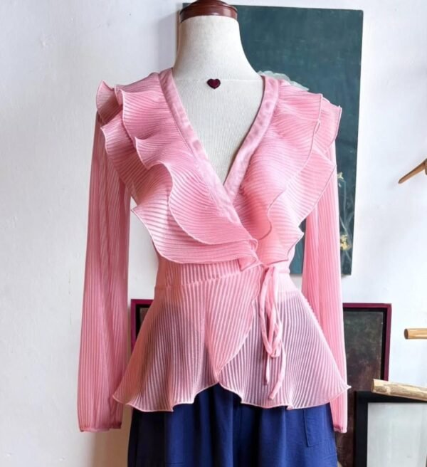 Blusa color rosa pastel con holanes