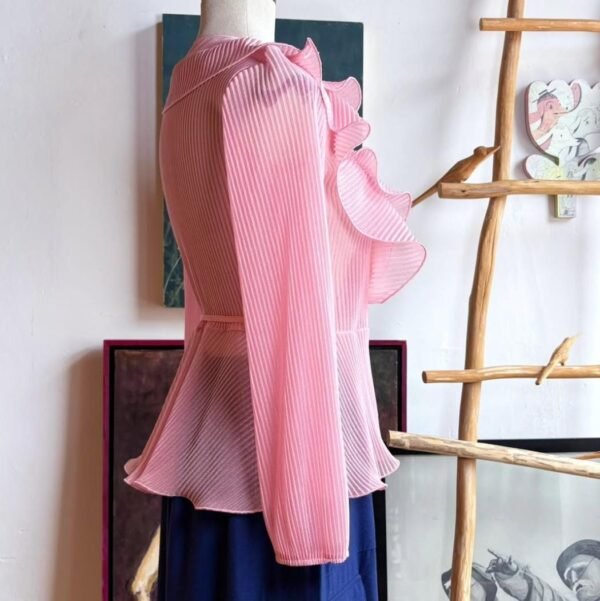 Blusa color rosa pastel con holanes