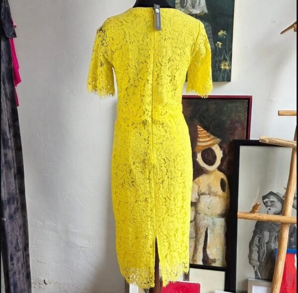 Vestido de encaje color amarillo