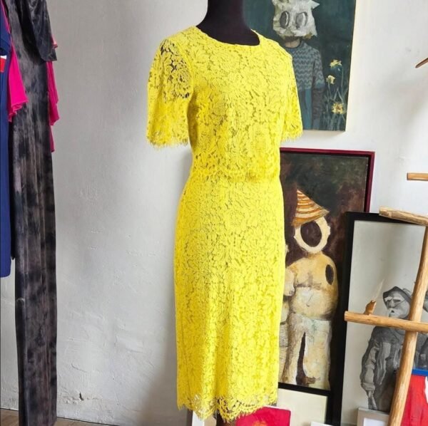 Vestido de encaje color amarillo