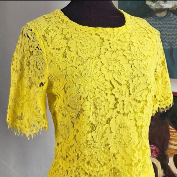 Vestido de encaje color amarillo