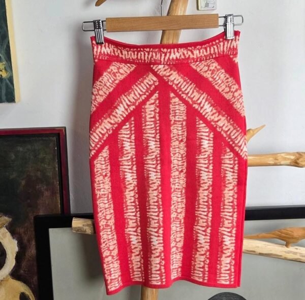 Falda lapiz color rojo con blanco
