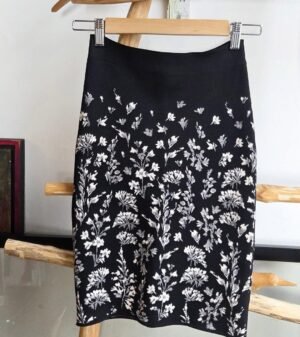 Falda lápiz color negro con floreado blanco