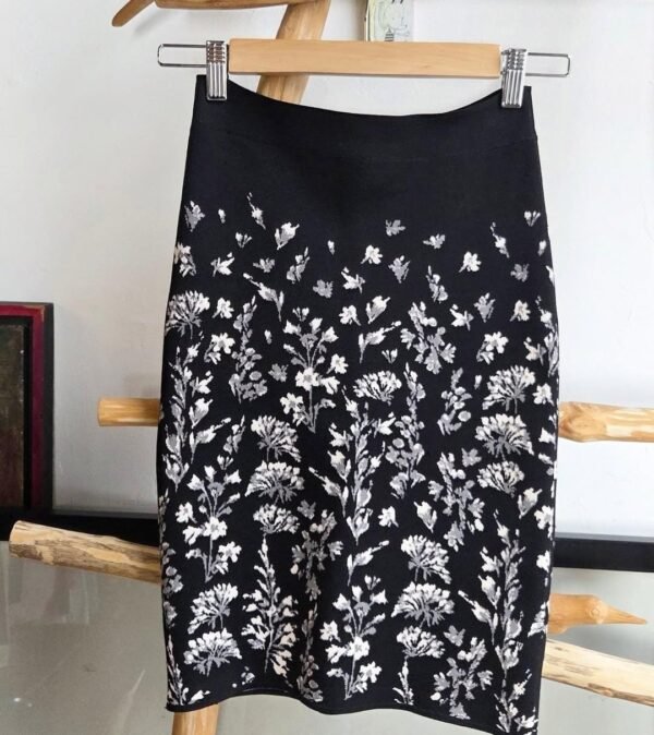 Falda lápiz color negro con floreado blanco