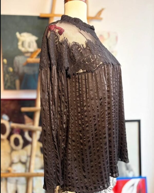 Blusa color negro con transparencias