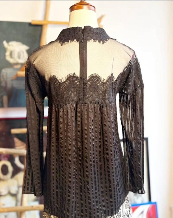 Blusa color negro con transparencias