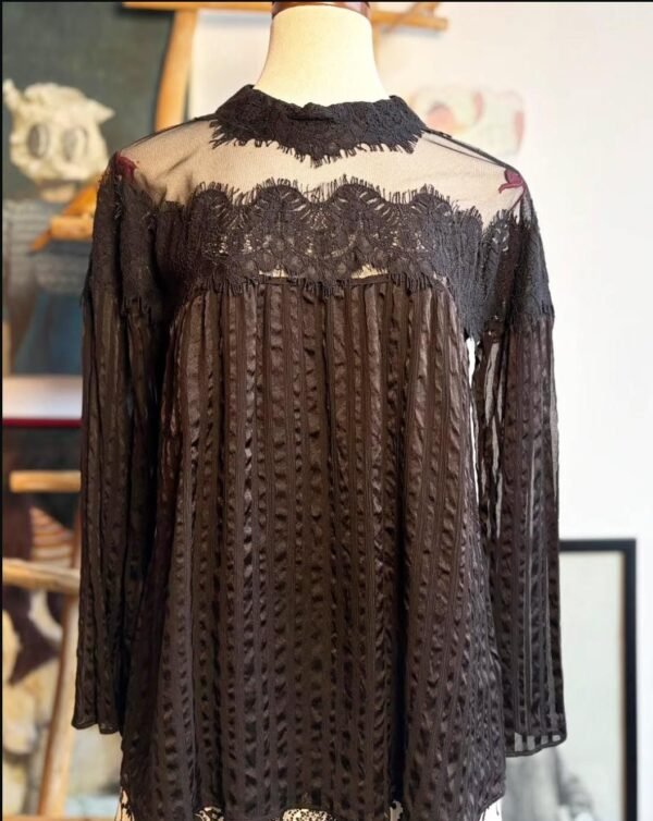 Blusa color negro con transparencias