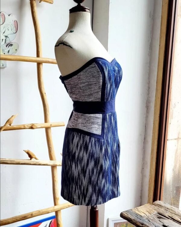 Vestido strapless color azul marino