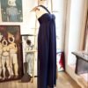 Vestido strapless azul marino con tirante cruzado
