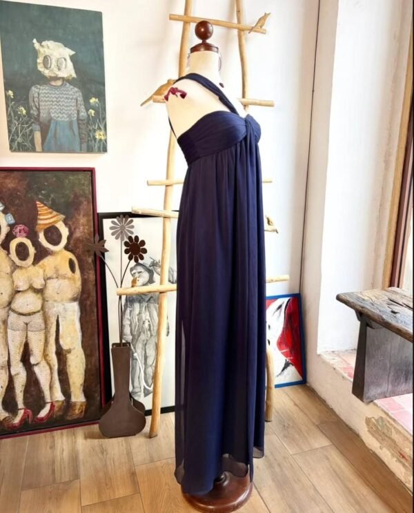 Vestido strapless azul marino con tirante cruzado