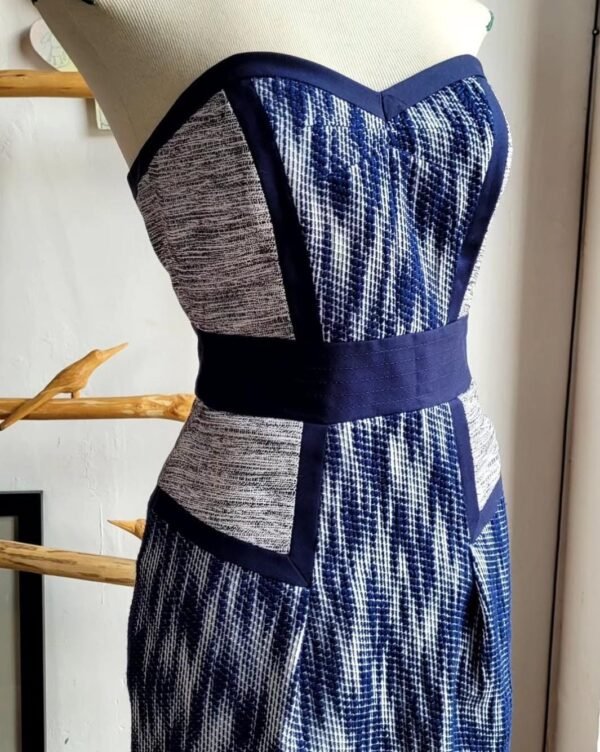 Vestido strapless color azul marino