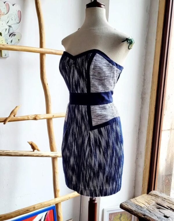 Vestido strapless color azul marino
