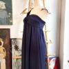 Vestido strapless azul marino con tirante cruzado
